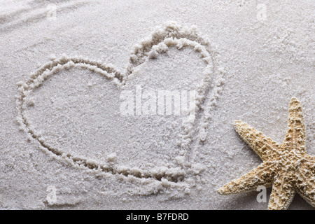 Cuore disegnato in sabbia con spazio di copia Foto Stock