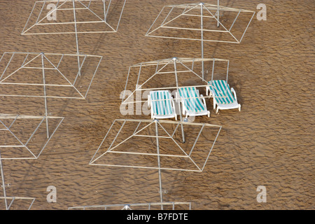 Vista aerea del nudo di carcasse di ombrellone e sdraio sulla spiaggia Belek Antalya Turchia Foto Stock