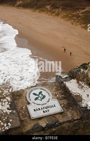 'National Trust' segno sopra alla spiaggia di 'Barafundle Bay', Pembrokeshire Coast, Wales, Regno Unito, vista aerea Foto Stock