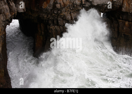 Bianco di potenti onde che si infrangono contro le scogliere rocciose, Pembrokeshire Coast, Wales, Regno Unito Foto Stock