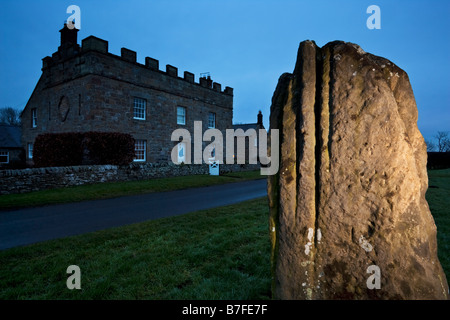 Pietra permanente appena fuori dal villaggio di Matfen nel quartiere Tynedale di Northumberland, Inghilterra Foto Stock