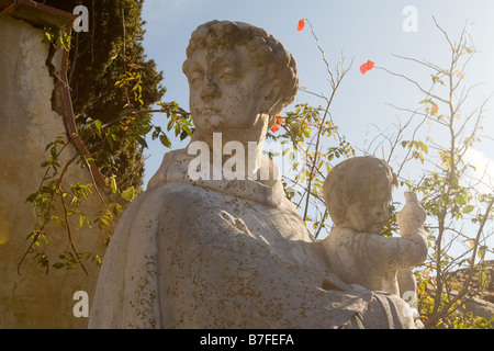 Giardini e cortile fuori della Carmel Mission, costa della California Foto Stock