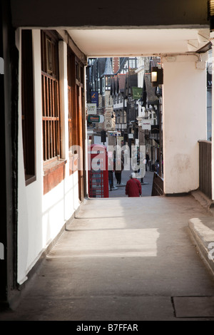 Vista lungo le righe del Watergate mostra people shopping Foto Stock