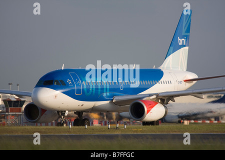 BMI British Midland Airbus A319-131 all'aeroporto di Londra Heathrow. Foto Stock