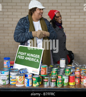 I volontari di raccogliere le conserve di merci per Banchi Alimentari Foto Stock