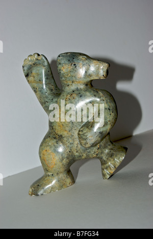 Arte Inuit dancing bear scultura scolpita in pietra ollare Foto Stock