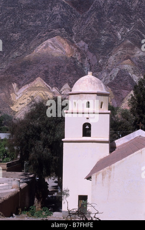 Chiesa e ' The Painters Palette ' / ' la Paleta del Pintor ' formazioni rocciose flatiron sul fianco della collina, Maimara, Quebrada de Humahuaca, Argentina Foto Stock