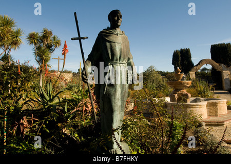 Statua di Junipero Serra fuori Carmel Mission Foto Stock