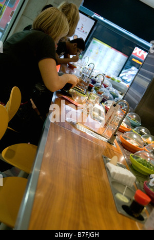 Mangiato a YO! Sushi Bar in Selfridges, Oxford Street , Londra Foto Stock