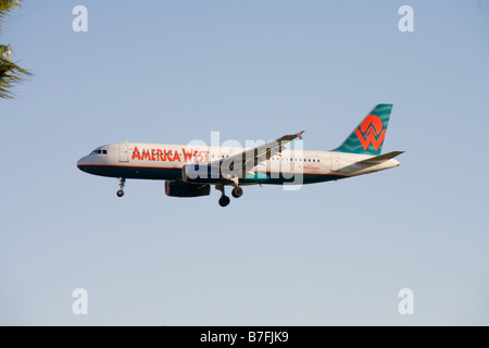 Un American West jetliner atterra a Orange County s John Wayne Airport Santa Ana CA Foto Stock