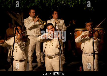 Dancing Old Town Plaza Machado Mazatlan Sinaloa Messico Foto Stock