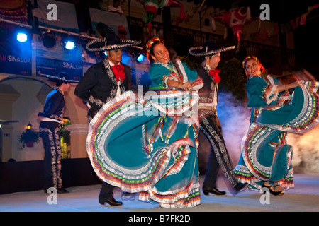 Dancing Old Town Plaza Machado Mazatlan Sinaloa Messico Foto Stock