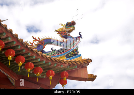 Dragon decorazione sulla gronda del Thean Hou Tempio Kuala Lumpur in Malesia Foto Stock