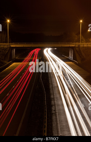 Il traffico sulla m54 autostrada di notte Foto Stock