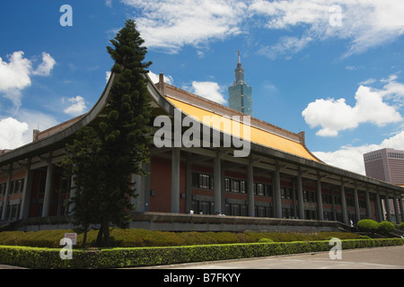 Sun Yat Sen Memorial Hall di Taipei 101 in background, Taiwan Foto Stock