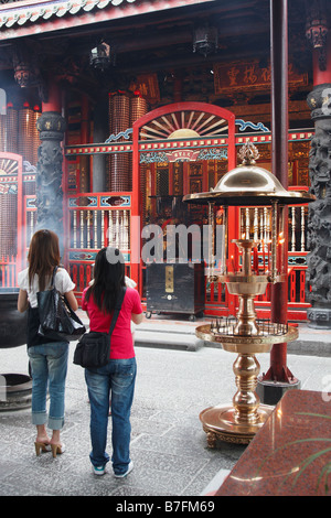 Le donne a pregare al tempio Longshan, Taipei Foto Stock