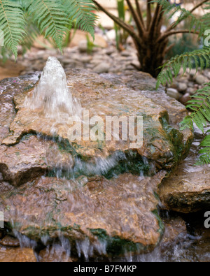 Acqua che scorre sulla pietra naturale Foto Stock