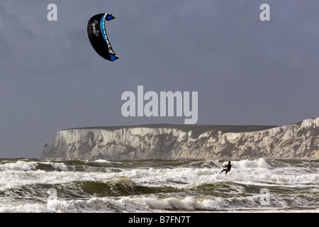 Kitesurfer a Compton Bay, Isola di Wight Foto Stock