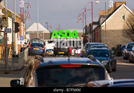 Supermercato Asda si trova alla fine di questa strada con la coda del traffico in Llanelli Carmarthenshire West Wales UK Foto Stock