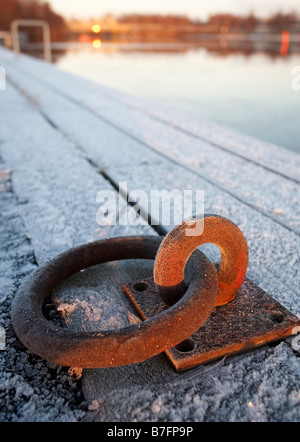 Vecchio anello tondo e metallico arrugginito, Finlandia Foto Stock