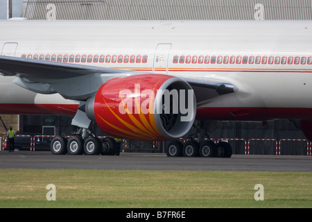 Il più potente del mondo jet motore General Electric GE90 di Air India Boeing 777-337/ER Foto Stock