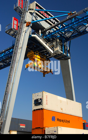 Gantry Crane presso il deposito di container della società Swissterminal AG, Frenkendorf vicino a Basilea, Svizzera Foto Stock