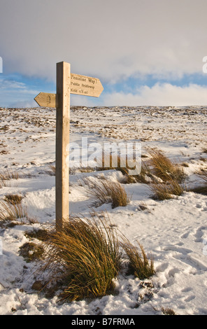 Pennine Way sentiero segno all'inizio della sezione che liks Tan Hill Inn con Keld in Swaledale. Foto Stock