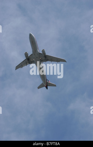 Un Airbus A320 overhead mosche poco dopo il decollo da Boston Terrier International Airport Foto Stock