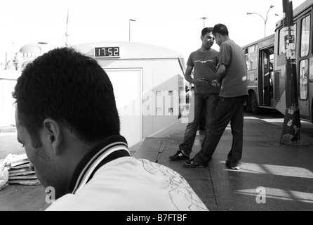 Bagno turco gli uomini alla stazione centrale degli autobus di Istanbul in Turchia Foto Stock