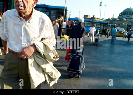 Bagno turco uomo alla stazione centrale degli autobus di Istanbul in Turchia Foto Stock