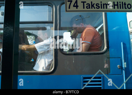 Bagno turco gli uomini alla stazione centrale degli autobus di Istanbul in Turchia Foto Stock