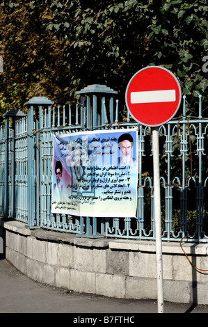 Il murale di propaganda politica propaganda politica slogan tehran iran nessun segno di parcheggio Foto Stock