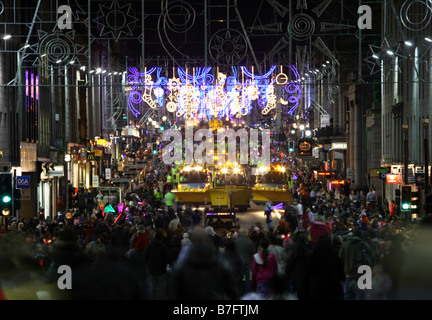 La folla raccolta annuale di Natale interruttore luci su Union Street, Aberdeen Scotland, Regno Unito Foto Stock