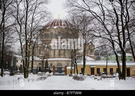 Il voskresensky novodevichy monastero chiesa di kazan. vista dal cimitero. facciata orientale. Foto Stock