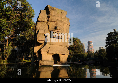 Statua del dio della pioggia Tlaloc davanti al museo antropologico di Città del Messico Foto Stock