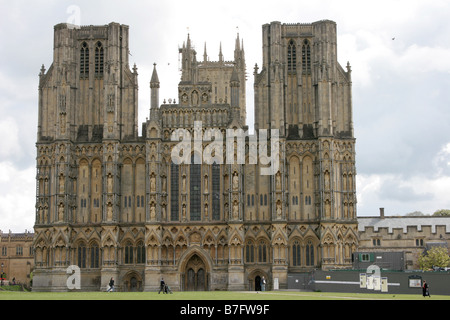 Cattedrale di Wells , wells somerset Inghilterra che mostra il fronte ovest con la sua elaborata facciata con le sue nicchie con statue medievali Foto Stock