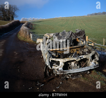 Bruciata auto in una posizione rurale. Bromley, Londra, Inghilterra, Regno Unito. Foto Stock