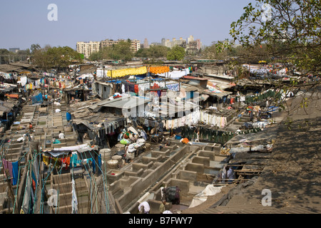 Stendibiancheria in pieno le linee di abbigliamento e uomini vestiti di lavaggio a Mahalaxmi Dhobi Ghat i mondi' aria aperta più grande servizio lavanderia in Mumbai India Foto Stock