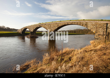 Un aquaduct attraverso il fiume Ribble vicino a Clitheroe LANCASHIRE REGNO UNITO Foto Stock