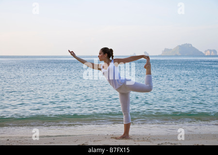 Lo Yoga, Spiaggia, Salute, Benessere, Lifestyle, Excersise, divertente, Shiva ballando pongono, equilibrio, meditare, paesaggio, mente, corpo e spirito, Foto Stock