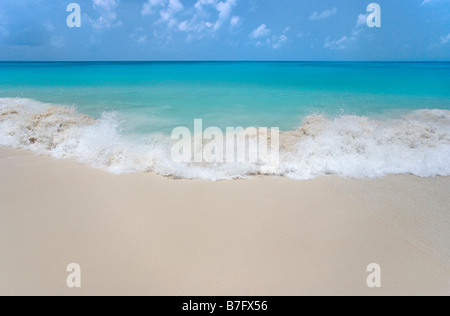 Un'onda si rompe sulla lonely tratto vuoto di 11 miglia di spiaggia Barbuda Antille Foto Stock