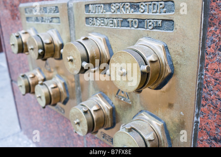 Una protezione sprinkler automatica tubo montante Foto Stock