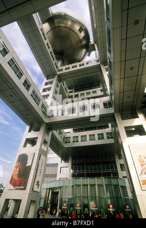 Vista verso l'alto del Fuji televisione Capo ufficio edificio Tokyo Giappone Foto Stock