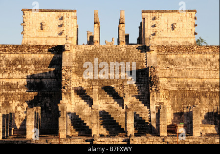 Chacón-mool figura sulla sommità del Tempio dei Guerrieri, Chichen Itza, Messico Foto Stock