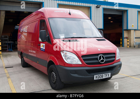 Forza di pacchi Mercedes Sprinter Van di consegna Foto Stock