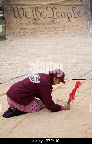 Donna di nome segni di replica del preambolo della Costituzione degli Stati Uniti Foto Stock