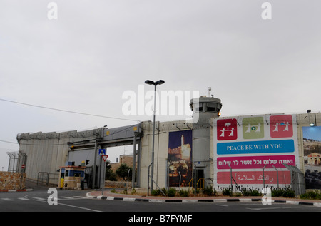 Un turismo pubblicità su il "muro di sicurezza", un muro costruito dagli israeliani di separarsi dai palestinesi. Foto Stock