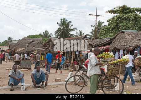 Villaggio keniano vita intorno a Mombasa Kenya Foto Stock