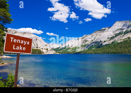 Lago Tenaya e firmare Tuolumne Meadows area parco nazionale Yosemite in California Foto Stock