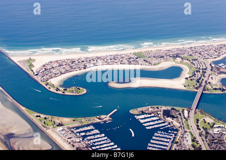 Mission Bay di San Diego in California con barche e barche a vela con Oceano Pacifico e le spiagge degli Stati Uniti d'America Foto Stock